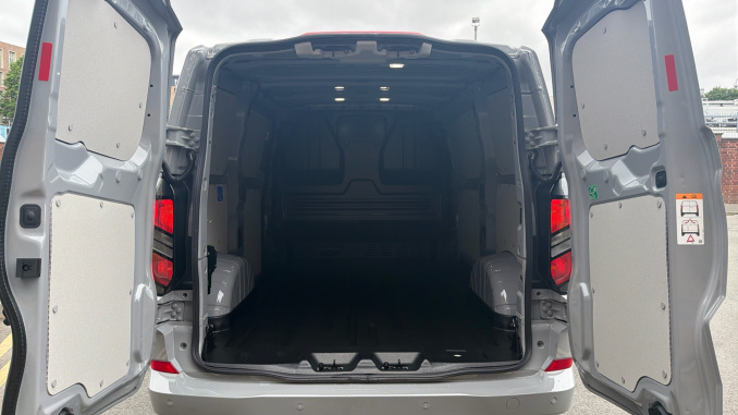 Ford Transit Custom 320 L1 Diesel Fwd 2.0 EcoBlue 136ps H1 Van Limited - Image 12